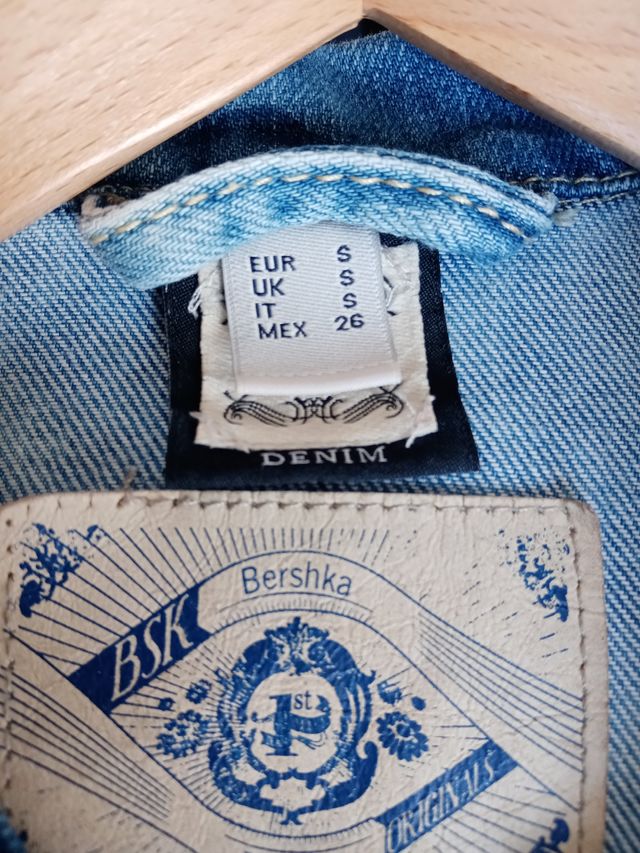 Chaqueta vaquera de "Bershka".
