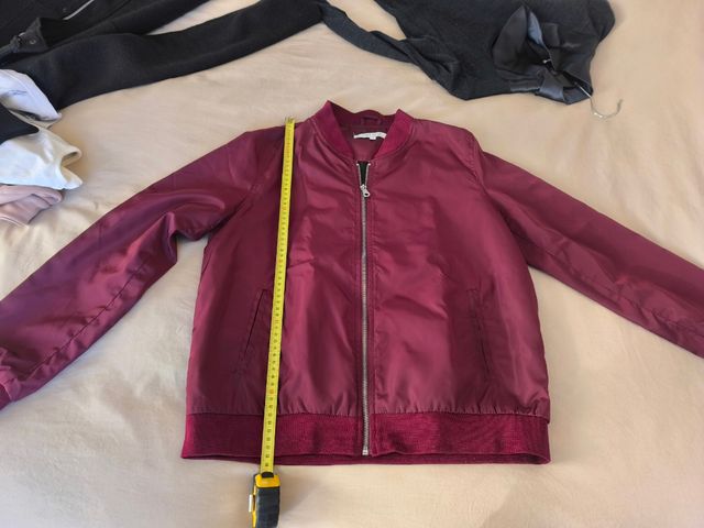 Cazadora bomber color burdeos