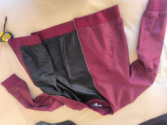 Cazadora bomber color burdeos