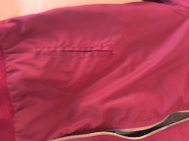 Cazadora bomber color burdeos