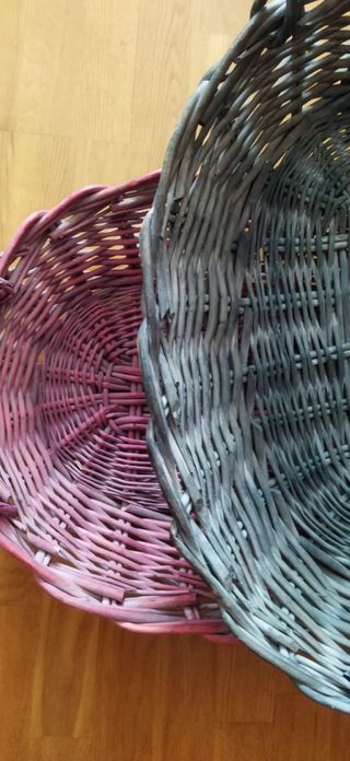 Lote 53€: 5 cestas mimbre azul, rosa, beis, marrón