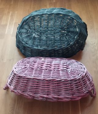 Lote 53€: 5 cestas mimbre azul, rosa, beis, marrón