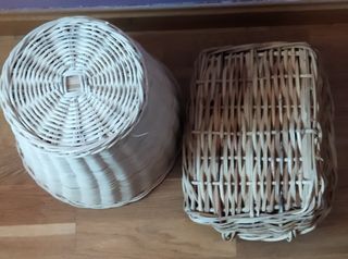 Lote 53€: 5 cestas mimbre azul, rosa, beis, marrón