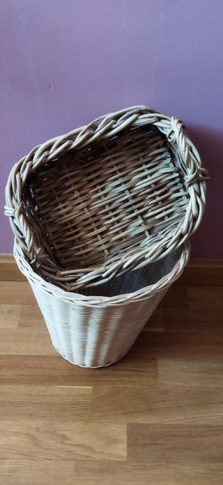 Lote 53€: 5 cestas mimbre azul, rosa, beis, marrón