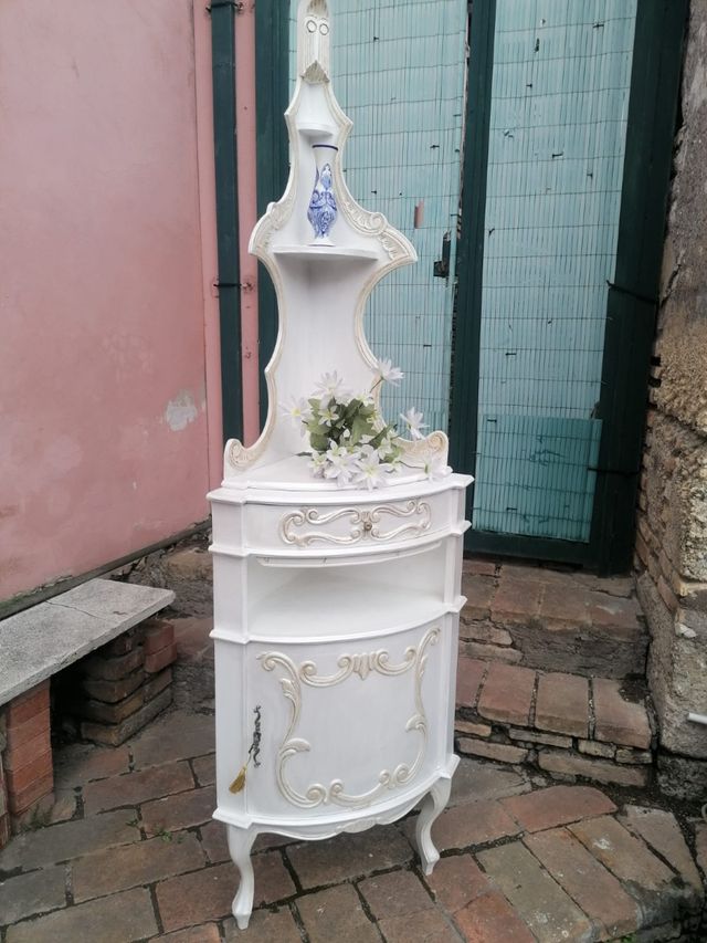 Mobile angoliera in stile shabby chic