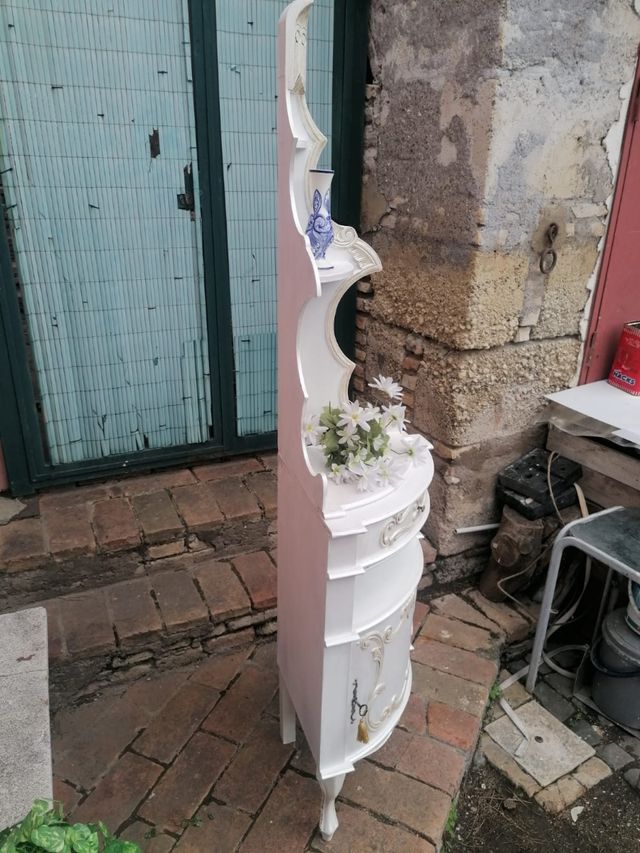 Mobile angoliera in stile shabby chic