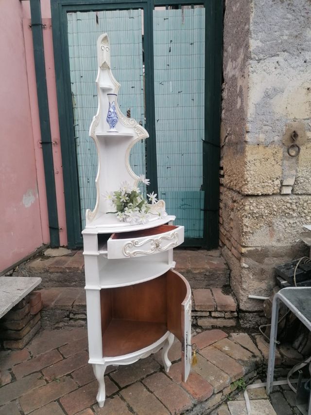 Mobile angoliera in stile shabby chic
