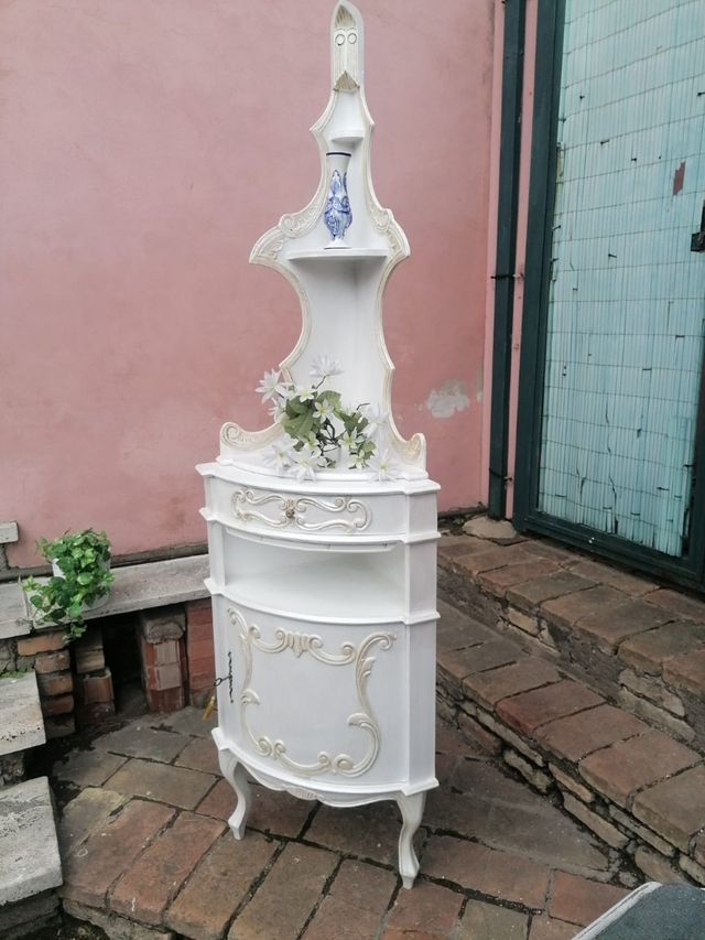 Mobile angoliera in stile shabby chic