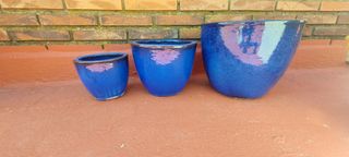Conjunto de macetas de terracota vidriada azul