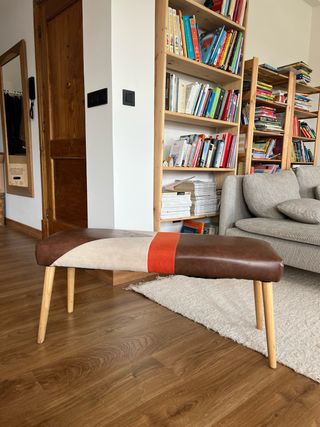 Banco madera tapizado tema geometrica.