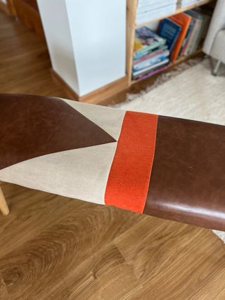 Banco madera tapizado tema geometrica.