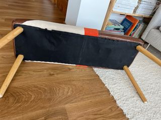 Banco madera tapizado tema geometrica.