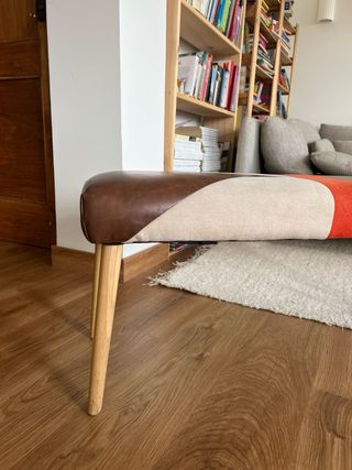 Banco madera tapizado tema geometrica.