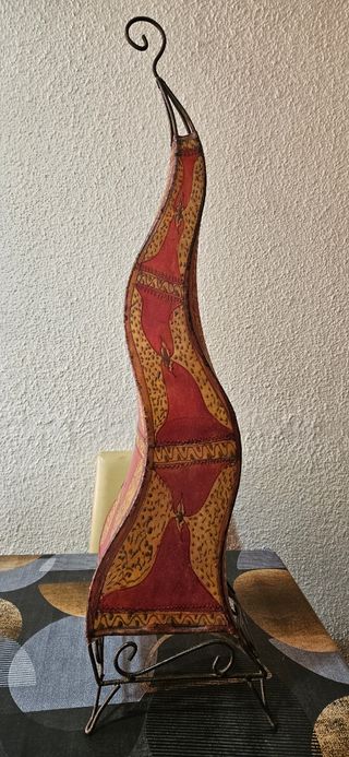 Lampara de pie,es de piel autentica.