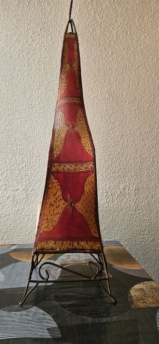 Lampara de pie,es de piel autentica.