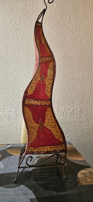 Lampara de pie,es de piel autentica.