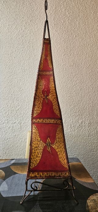 Lampara de pie,es de piel autentica.