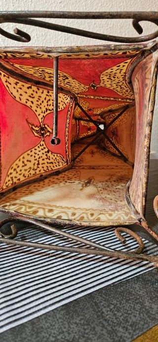 Lampara de pie,es de piel autentica.