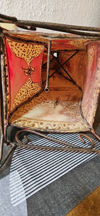 Lampara de pie,es de piel autentica.