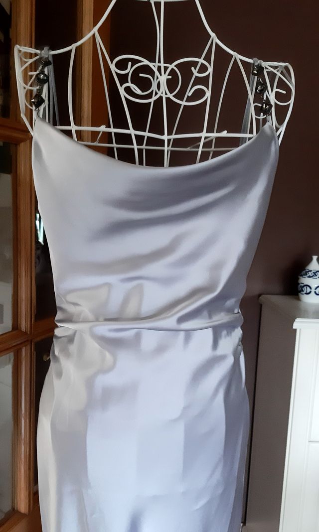 Vestido satinado tirantes joya