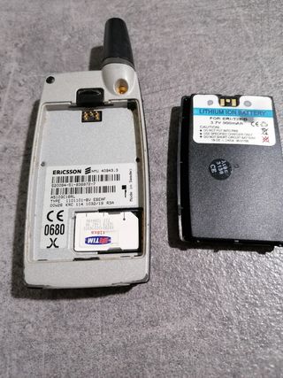 Telefono cellulare Ericsson con sportellino.