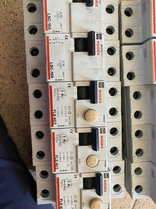 12 Diferenciales, 1 contactor y un magnetotermico