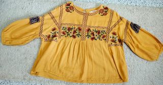 Blusa estilo boho con bordados talla S
