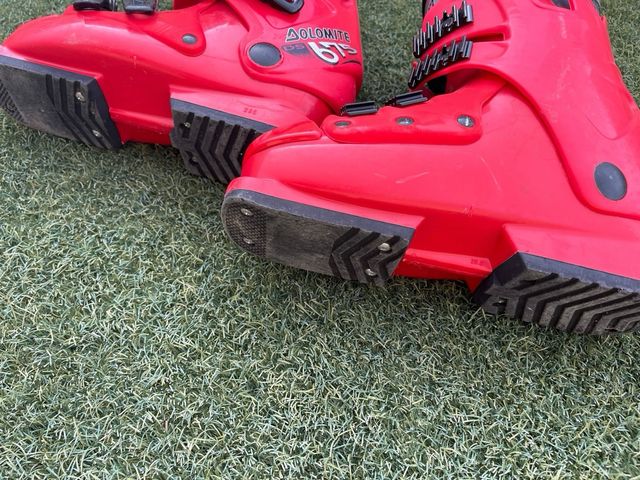 Skis con botas y bastones