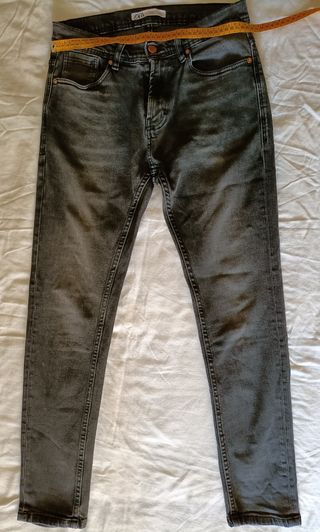 Vaquero Zara negro talla 40. Largo