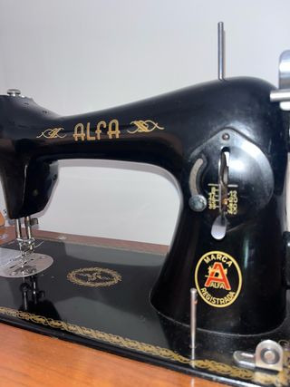 Maquina de coser Alfa antigua.