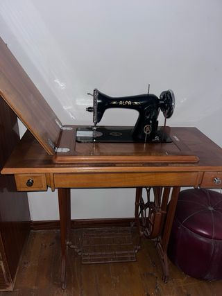 Maquina de coser Alfa antigua.