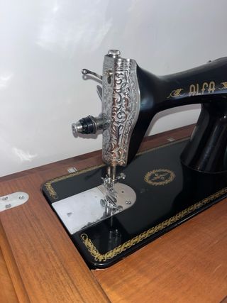 Maquina de coser Alfa antigua.