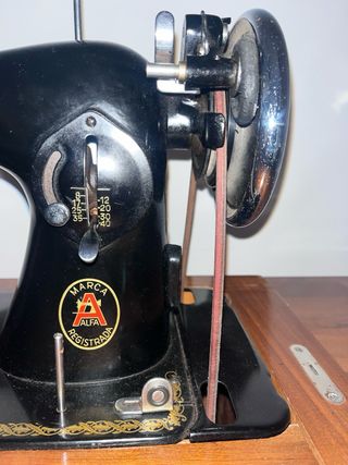 Maquina de coser Alfa antigua.