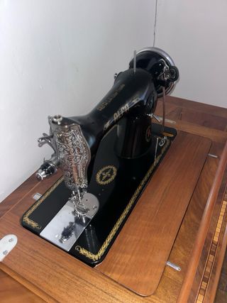 Maquina de coser Alfa antigua.