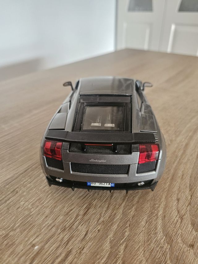 LAMBORGHINI GALLARDO SUPERLEGGERA ESCALA 1/18