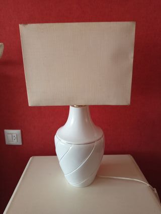 LÁMPARA DE MESITA. CERÁMICA  BLANCA