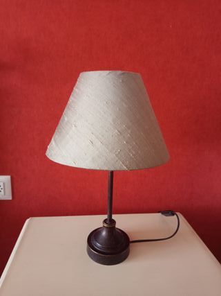 Lámpara de mesita en metal