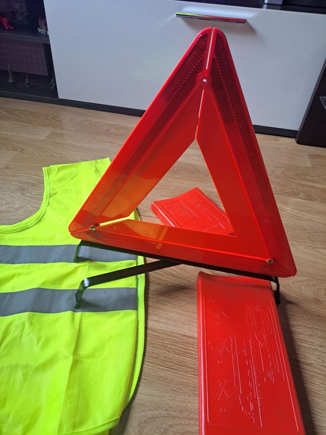 triángulo y chaleco reflector