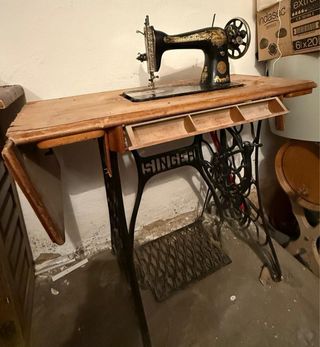 Maquina de coser muy antigua