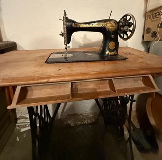 Maquina de coser muy antigua