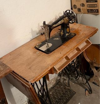 Maquina de coser muy antigua