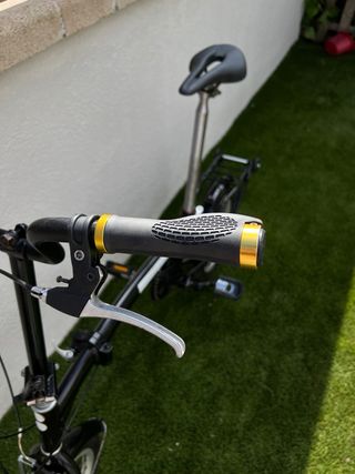 Bicicleta plegable MOMA de color negro.