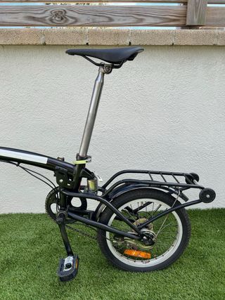 Bicicleta plegable MOMA de color negro.