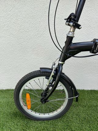 Bicicleta plegable MOMA de color negro.