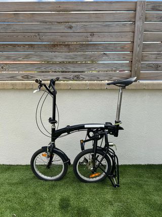 Bicicleta plegable MOMA de color negro.