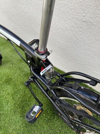 Bicicleta plegable MOMA de color negro.