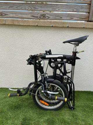 Bicicleta plegable MOMA de color negro.