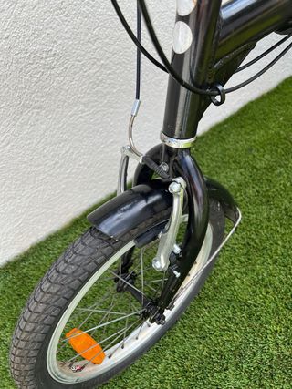 Bicicleta plegable MOMA de color negro.