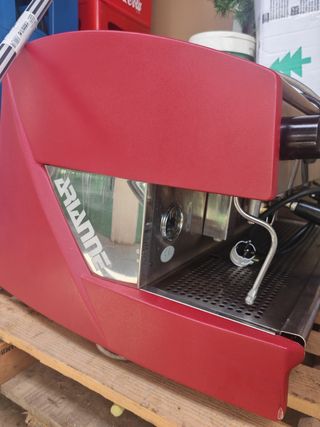 Cafetera con molinillos y vajilla