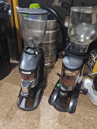 Cafetera con molinillos y vajilla